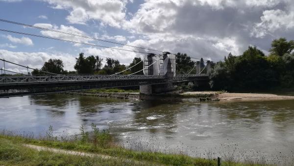Le pont de Châtillon-sur-Loire vu depuis la rive, le 5 octobre
