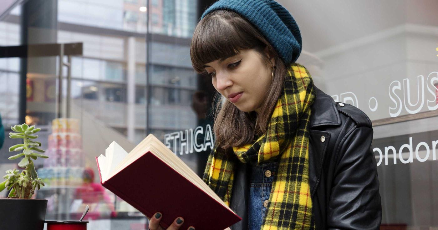 Image d'une jeune femme lisant un livre