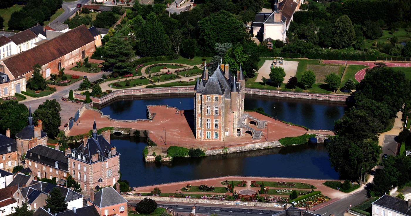 Vue aérienne du château de Bellegarde