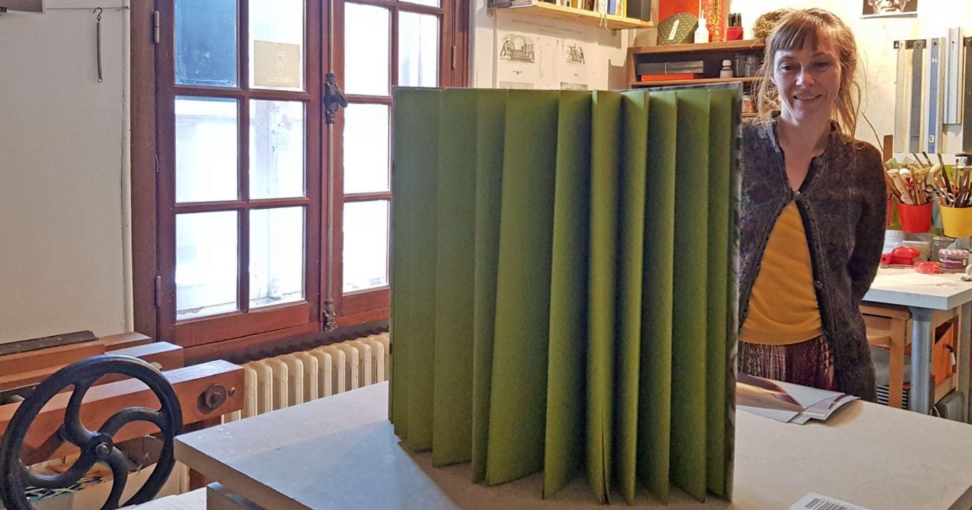Portes ouvertes des ateliers d’artistes et artisans d’art du Loiret : 16e édition - Nathalie Peauger relieuse avec carnet feuilles vertes