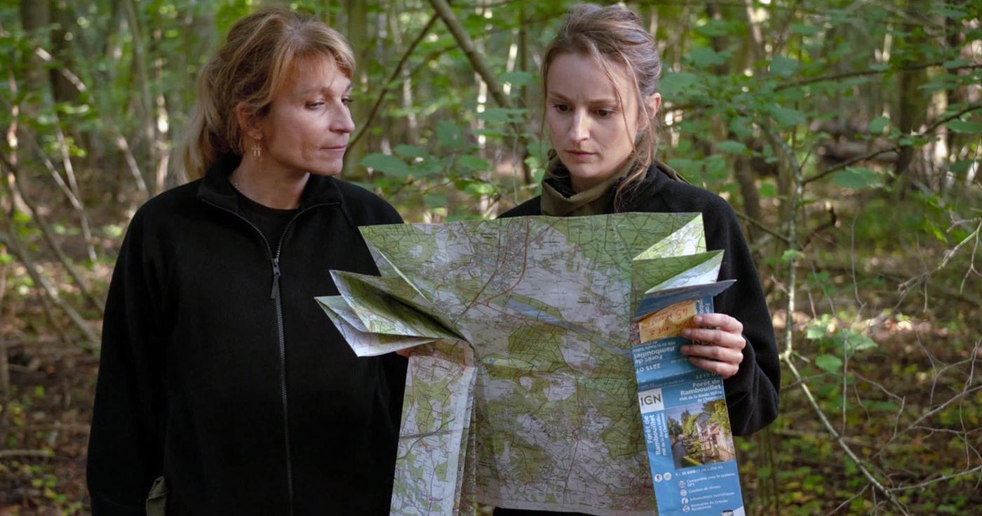Détox à l’écran sur Netflix et Détox aux écrans dans le Loiret ! 2 actrices en train de lire une carte IGN