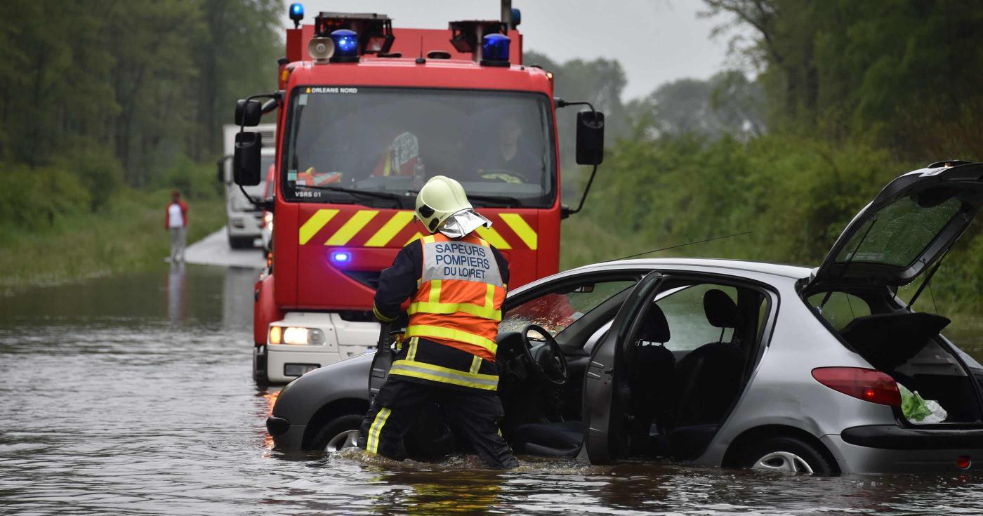 À la Sainte-Barbe, c’est la fête chez les pompiers du Loiret et d’ailleurs ! voiture sous l'eau