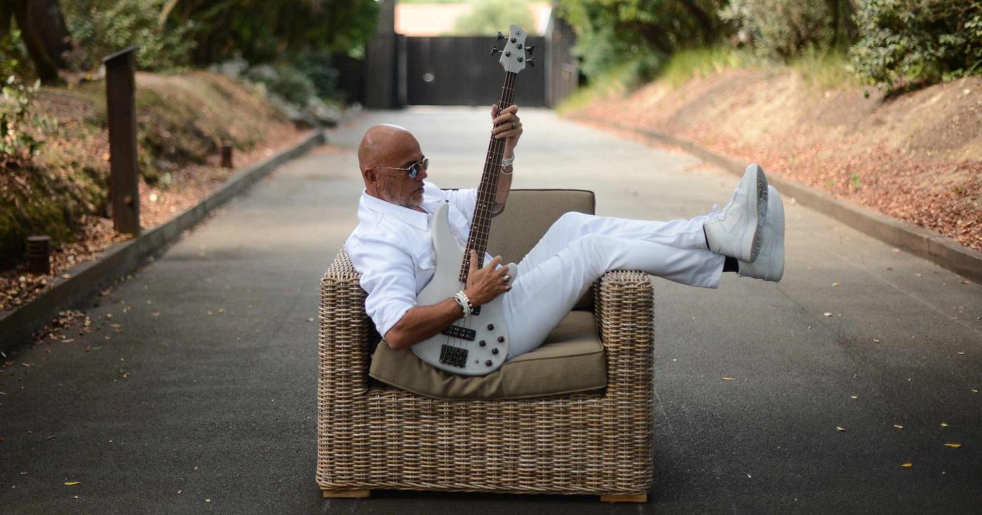 Pascal Obispo fête ses trente ans de carrière au Festival de Sully - Pascal Obispo sur un fauteuil en osier avec sa guitare